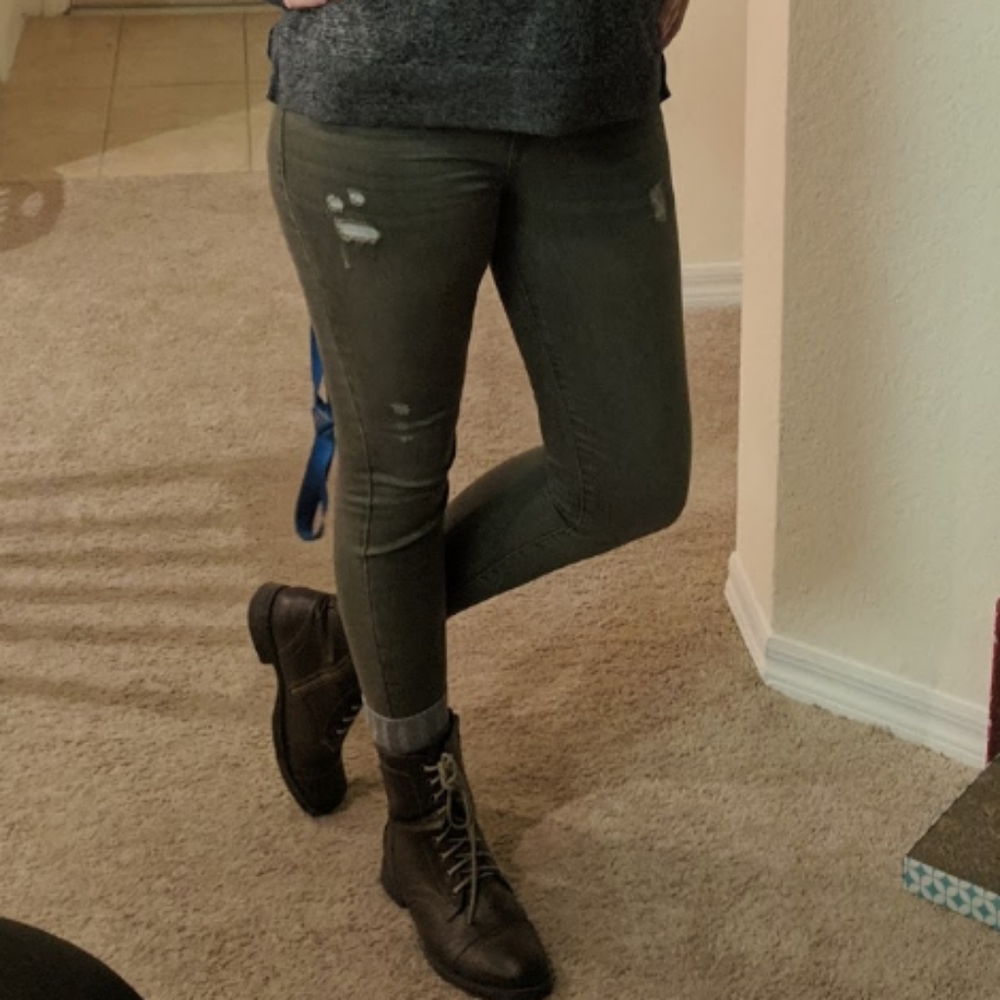 Olive, ankle-cut skinny jeans